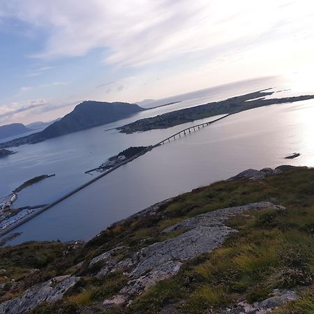 Leilighet Naer Flyplass Og Alesund Sentrum Ytterland Kültér fotó